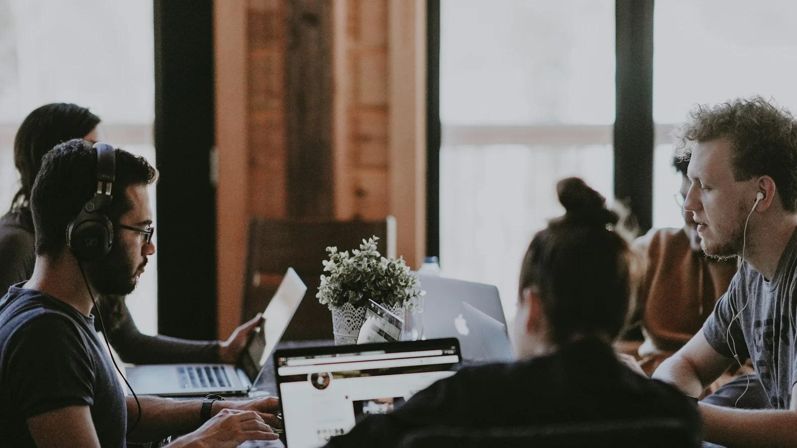 Retail and prepaid card programs require continuous customer support, transaction visibility, and secure self-service access. Ogloba enables these functions through integrated hotline management, helpdesk operations, IVR services, and browser-based customer portals.