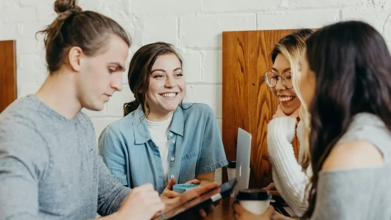 How Can Businesses Simplify B2B Gift Card Distribution?